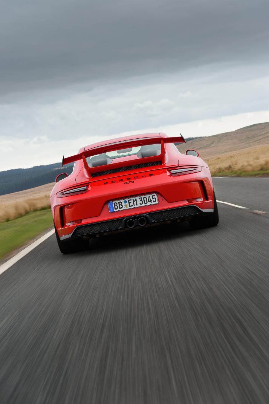  Porsche 911 GT3 (991) 2017 года  (UK) (фото 12 из 42)